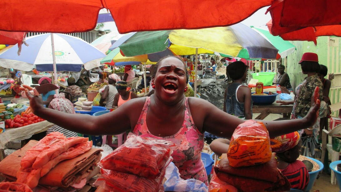 Luanda, Angola. As vendedoras são habitualmente mulheres