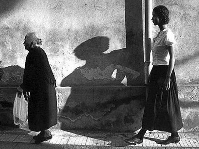 Una mujer joven camina detrás de una anciana