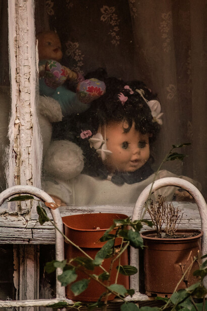 Ruca exhibe una expresión horrible. La boca muy abierta, los ojos retorcidos, la espantosa tensión de los músculos faciales. Como si, al instante de ser fabricada, la muñeca hubiera visto o padecido cosas horripilantes