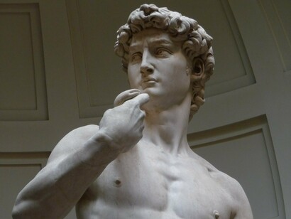 Escultura de David de Michelangelo. A escultura parecia viva, condensando em um único bloco de pedra toda a complexidade da humanidade. A perfeição da obra me fez refletir sobre o que significa ser Humano, sobre as batalhas que travamos em nosso interior e sobre como a beleza pode, às vezes, carregar o peso de algo muito maior do que apenas a estética