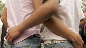 Una pareja homosexual se abraza en la calle