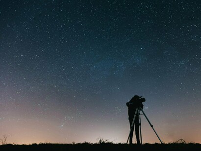 Pessoa observa céu estrelado com telescópio.  Conhecimento empírico: a palavra empírico vem do grego, que significa experiência. Logo, o conhecimento empírico vem de vivências, experiências e observação das pessoas. É importante lembrar que as experiências são diferentes, quando pensamos raça, gênero, orientação sexual, territórios e classe social