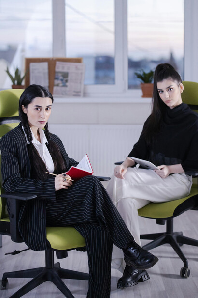 El rol de un Junior consiste en ejecutar tareas bien definidas bajo supervisión, ya que aún carece de experiencia suficiente para tomar decisiones