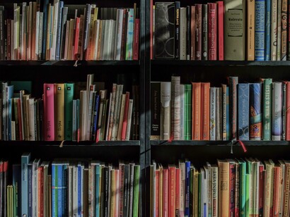Estante de livros em uma biblioteca