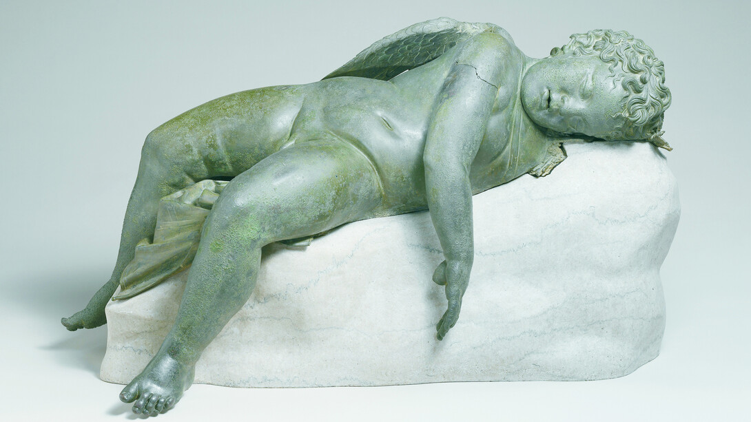 Eros dormiente. III-II secolo a.C., bronzo, cm 41,9 x 85,2 x 35,6, cm 45,7, con base. New York, The Metropolitan Museum of Art, Rogers Fund 1943. Ph. Fernando Guerrini (Archivio Fotografico della Soprintendenza Archeologia della Toscana)
