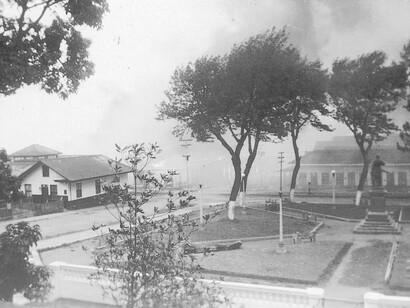 Foto tomada desde el segundo piso del hotel, mirando al sur, alrededor del año 1945. Se aprecia el parque Jiménez, la estatua del prócer, el mercado, la casa de don Fello Vargas, todo envuelto en la típica bruma de la ciudad. Foto propiedad de Johanna Fiesler Calvo