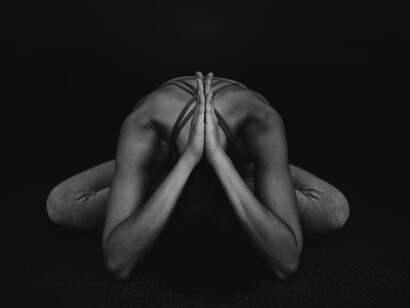 Mujer en una postura de yoga