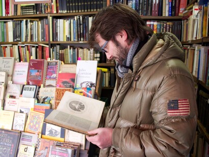 Madrid. Un cliente ojea un libro en una caseta de la Cuesta de Moyano