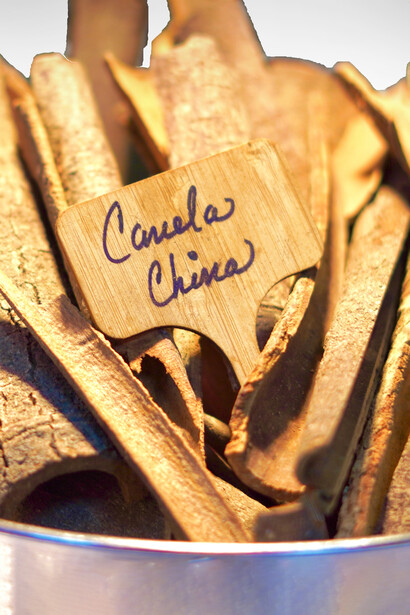 En la cocina de Benares Madrid, las especias como la canela, la cúrcuma, el chile de Cachemira y el comino son protagonistas esenciales