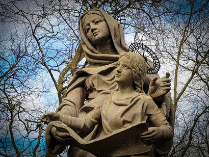 La basilique de Sainte-Anne d’Auray. L’Évangile apocryphe de Jacques relate la stérilité d'Anne, l'annonce de la naissance de Marie par un ange, ainsi que les détails de l'enfance et de l'éducation de Marie © One Two Trips