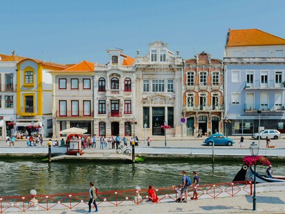 Pessoas andando na rua em Aveiro, Portugal