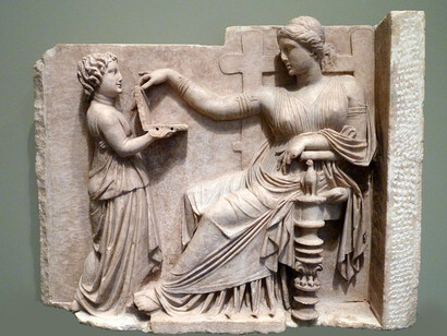 Lápida de una mujer con su niño esclavo. Grecia, circa 100 a.C. (detalle). Getty Villa, Estados Unidos