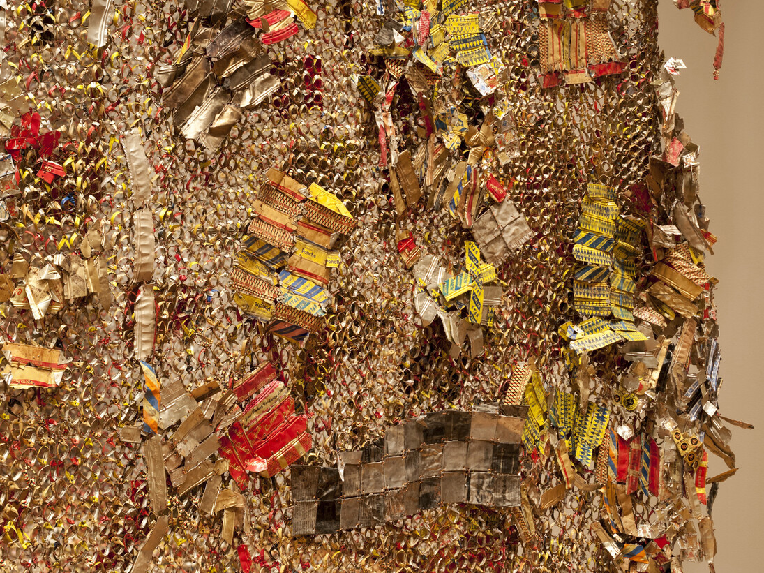 El Anatsui, Gli (Wall) (detail), 2010, aluminum and copper wire, dimensions variable, installation at the Akron Art Museum. Courtesy of the artist and Jack Shainman Gallery, NY. Photo by Andrew McAllister, courtesy of the Akron Art Museum.