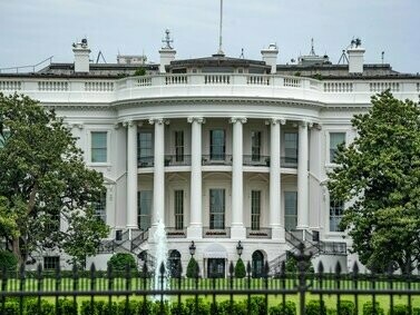 Casa Branca em Washington, Estados Unidos. Restava adiante, aos Estados Unidos, abdicar de seu protagonismo absoluto sobre os negócios do mundo e forçar uma partilha pentagonal de responsabilidades, reunindo além de Washington e Moscou, a Comunidade Europeia, China e Japão, para cuidarem juntos da estabilidade do sistema internacional