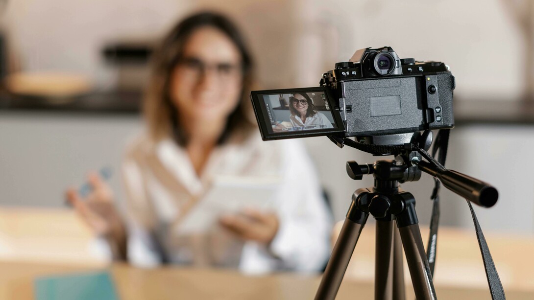 Gravação de vídeo sobre livro para redes sociais. As mídias digitais, atualmente, oferecem oportunidades excepcionais para encontros e formação de comunidades segmentadas por interesses comuns, que se organizam, promovem oportunidades de leitura, compartilhamento de experiências e de conteúdos dessas leituras. Este novo paradigma constitui um novo ecossistema de leitura que traz oportunidades interessantes para novas formas de entender e conceber a leitura e o leitor