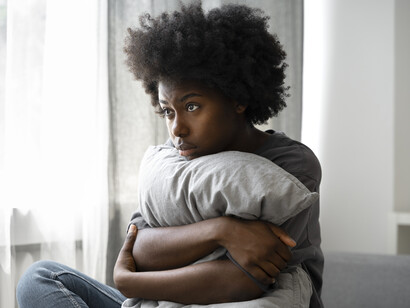 Mulher triste. Os sintomas do estresse variam de diferentes formas