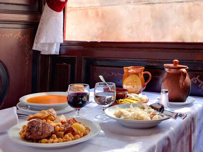 El cocido madrileño es de tres vuelcos: sopa, garbanzos y verduras, y carnes