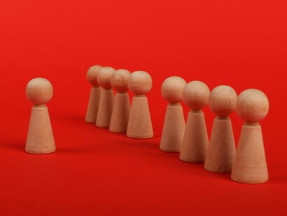 Do ponto de vista histórico, essa transição pode ser compreendida como parte de um movimento mais amplo de redefinição do poder. Pensadores clássicos já apontavam que o poder não se sustenta apenas pela força, mas pela aceitação social. A autoridade que não é reconhecida tende a se tornar frágil, exigindo doses crescentes de controle e repressão para se manter