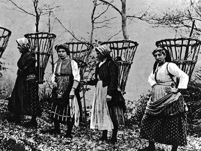 Donne che portano le gerle alla fine dell'Ottocento