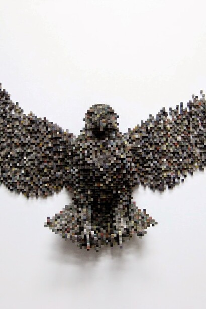 Miles de recuadros agrupados que dan la sensación de crear la figura de un ave