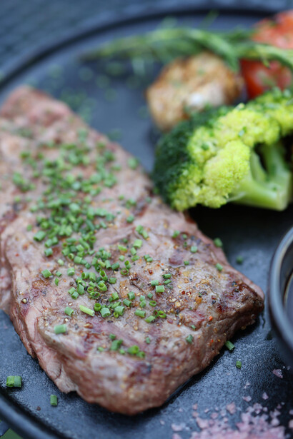 Plato de asado recién salido de la parrilla. El 88% de la población argentina sigue consumiendo (al menos ocasionalmente) productos cárnicos de algún tipo