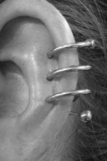 Sin dall’età giovanile Dolores O’Riordan era solita applicare molti piercing sui padiglioni auricolari.