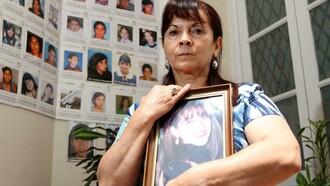 Susana Trimarco muestra una foto de Marita Verón, su hija desaparecida