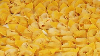 I cappelletti sono un simbolo della tradizione culinaria dell’Emilia-Romagna, con il loro ripieno saporito e la forma unica che ricorda un piccolo cappello 