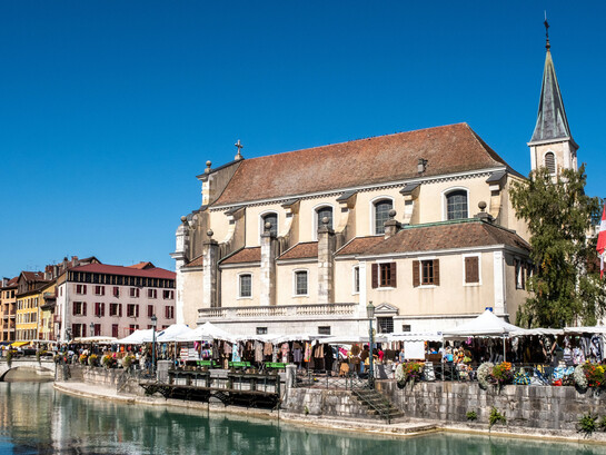 À Annecy, en France, le marché du week-end devient un décor à ciel ouvert où le temps ralentit et où l’on redécouvre le plaisir d’acheter autrement