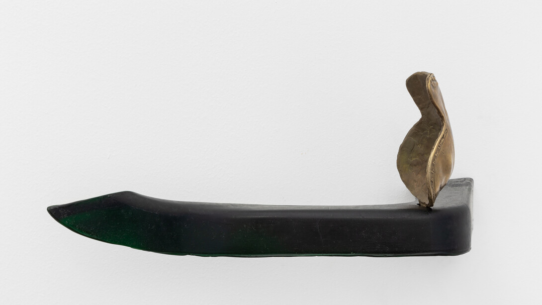 Belén Uriel
OXEELO
2020
Bronze and glass
15 x 48 x 16,5 cm