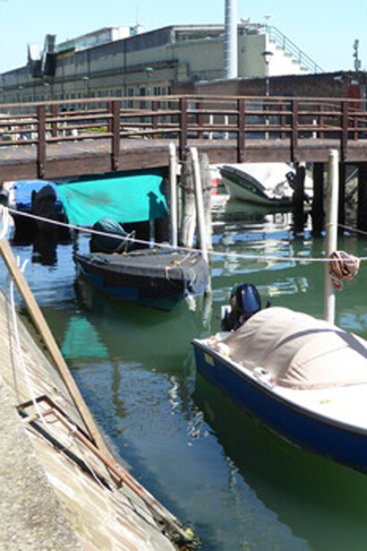 Camino de regreso hacia el próximo spritz, rigurosamente en Via Garibaldi, y dejo atrás hordas de jóvenes venecianos entonando los himnos de su equipo del alma. Puente sobre el rio de Santa Elena, Venecia, Italia