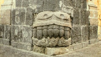 Cabeza de serpiente se encuentra en la esquina de José María Pino Suárez y República del Salvador, Ciudad de México. Vestigios de la antigua Tenochtitlan