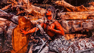 O trabalho artístico de Emerson Munduruku, biólogo e artista plástico, como Uýra, uma personagem queer indígena em defesa da Amazônia e dos povos indígenas 