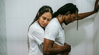 Às vezes, não é nem um rompimento claro. É um afastamento progressivo. A conversa diminui, o interesse se dispersa, as respostas demoram mais. O que antes parecia promissor vai perdendo força, sem que haja um motivo explícito. E isso gera um tipo de frustração silenciosa, difícil de elaborar. É nesse momento que surgem as falas de que o mundo está caótico, que as pessoas não desejam mais ter profundidade nos relacionamentos e a sensação de que a possibilidade de encontrar a outra metade é praticamente impossível