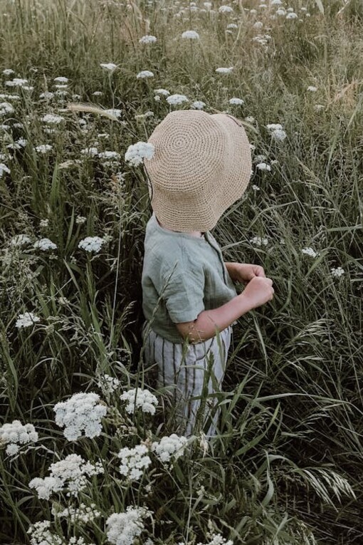 Niño envuelto de flores, foto de Saliha Sevin