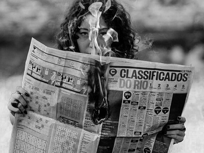 Jornal em chamas. As situações típicas que atraem sanções incluem: repressão violenta contra opositores; corrupção de altos escalões (governos e empresas estatais); prisões políticas; fraudes eleitorais seguidas de violência estatal; ataques a jornalistas e defensores de direitos humanos


