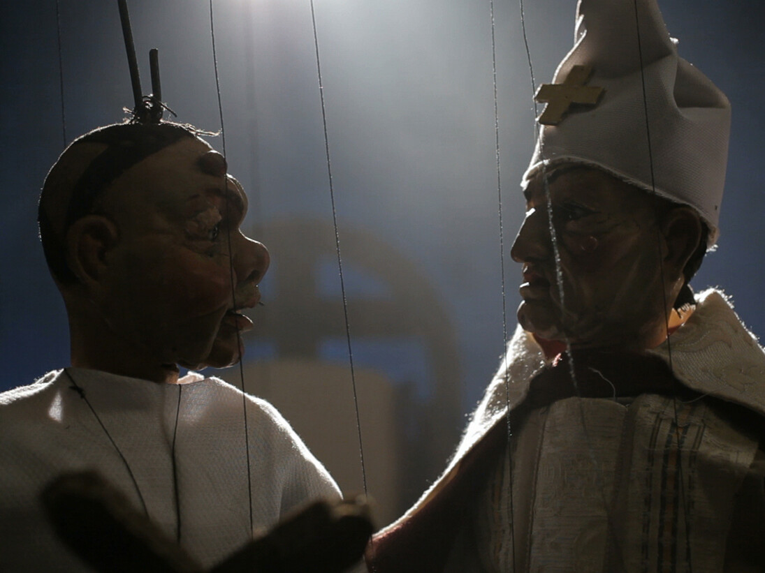 Wael Shawky, Cabaret Crusades: The Horror Show File, 2010, HD video, color, sound, 31:49 min. Video still. Courtesy the artist and Sfeir-Semler Gallery, Beirut / Hamburg