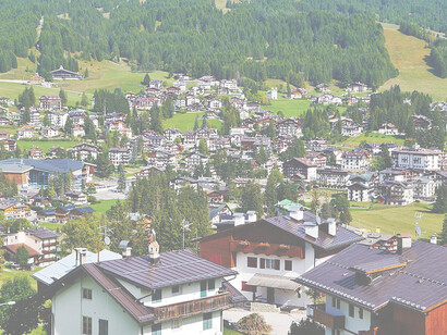 Cortina d'Ampezzo, Veneto, Italia. Camminare per le vie di Cortina è un viaggio nel tempo, con edifici ben conservati che raccontano storie secolari, ma anche un percepire stimolante tra odori che fanno trapelare sapori forti e genuini tipici della cucina locale