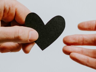 Chi cerca la felicità nelle droghe o in un amore idealizzato rischia di perdere se stesso, inseguendo una sensazione che diventa sempre più sfuggente e irraggiungibile