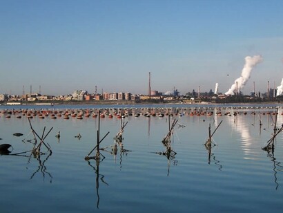 Le cozze tarantine sono considerate un prodotto simbolo del territorio, ma la loro produzione è stata più volte minacciata da inquinamento e problemi ambientali. Vista Ilva dal primo seno. Foto di Rossella Baldacconi