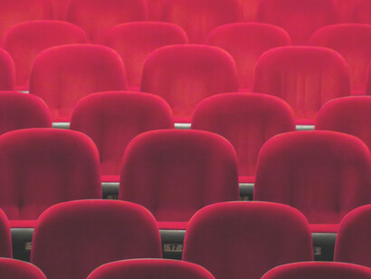 Asientos rojos de sala de cine antigua
