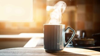 Tazza di caffè fumante. Risparmiare pochi centesimi mentre si sorseggia un buon caffè talvolta può costare molto caro