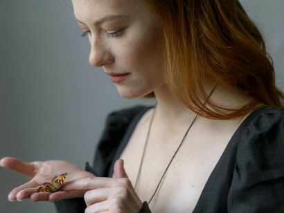 Interessante relembrar que a associação do arquétipo de Jung do Mago com o perfil do Viajante é bastante coerente devido às similaridades em suas abordagens espirituais e filosóficas. O Mago, neste caso, a Maga, conforme descrito por Jung, representa a busca pelo autoconhecimento e pela compreensão dos mistérios do universo