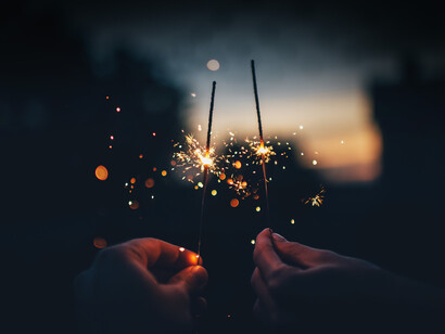 Dos pequeñas luces de bengala, típicas en estas fechas decembrinas próximas a La Navidad