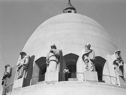 Cúpula de la Basílica de Lourdes Lily y los 16 profetas, Santiago de Chile, fotografía publicada en 'Life Magazine' (foto de E. Elisofon)
