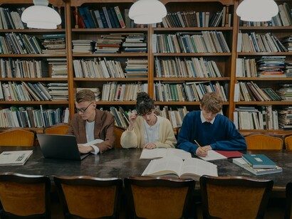 As histórias que povoam a literatura – escrita e oral – são uma parte intrínseca da nossa humanidade que nos permitem reconhecer e apreender o mundo em nosso redor