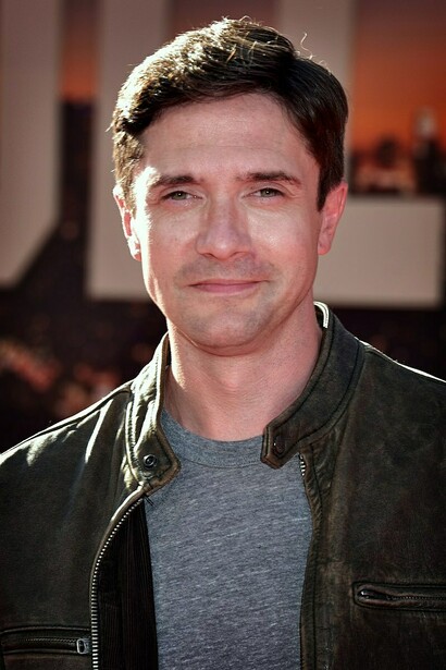 Topher Grace interpreta o jornalista Mike Smith