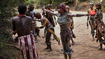 Mulheres são chicoteadas em ritual tradicional da tribo Hamar. Não se trata de crueldade ou sofrimento, mas como um símbolo de força e resistência. O objetivo é mostrar que estão ali para encorajar o rapaz que está prestes a saltar sobre as vacas, um dos maiores testes de bravura da tribo. O salto, que deve ser feito sem hesitação, simboliza a passagem do menino para a fase adulta e a preparação para o casamento. Se ele conseguir saltar todas as vacas de uma vez, se tornará um homem e estará pronto para se casar. Caso não consiga, poderá tentar novamente, mas o fracasso inicial traz grande vergonha para a família