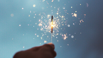 Chispas de luz que emanan de un fósforo