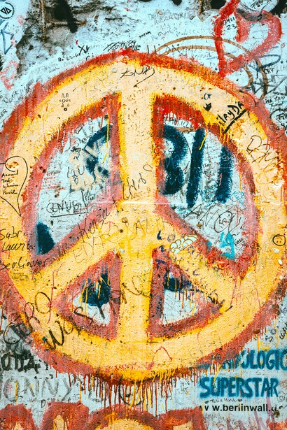 Símbolo da paz pintado no muro de Berlin